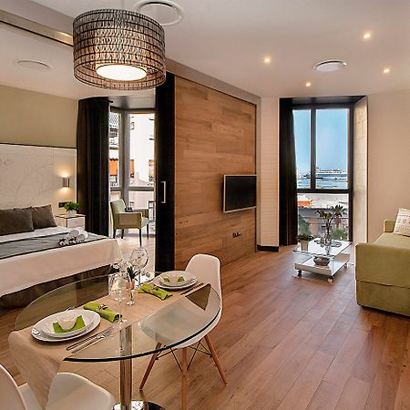 Apartamentos Suites Oficentro Deluxe Малага Екстериор снимка