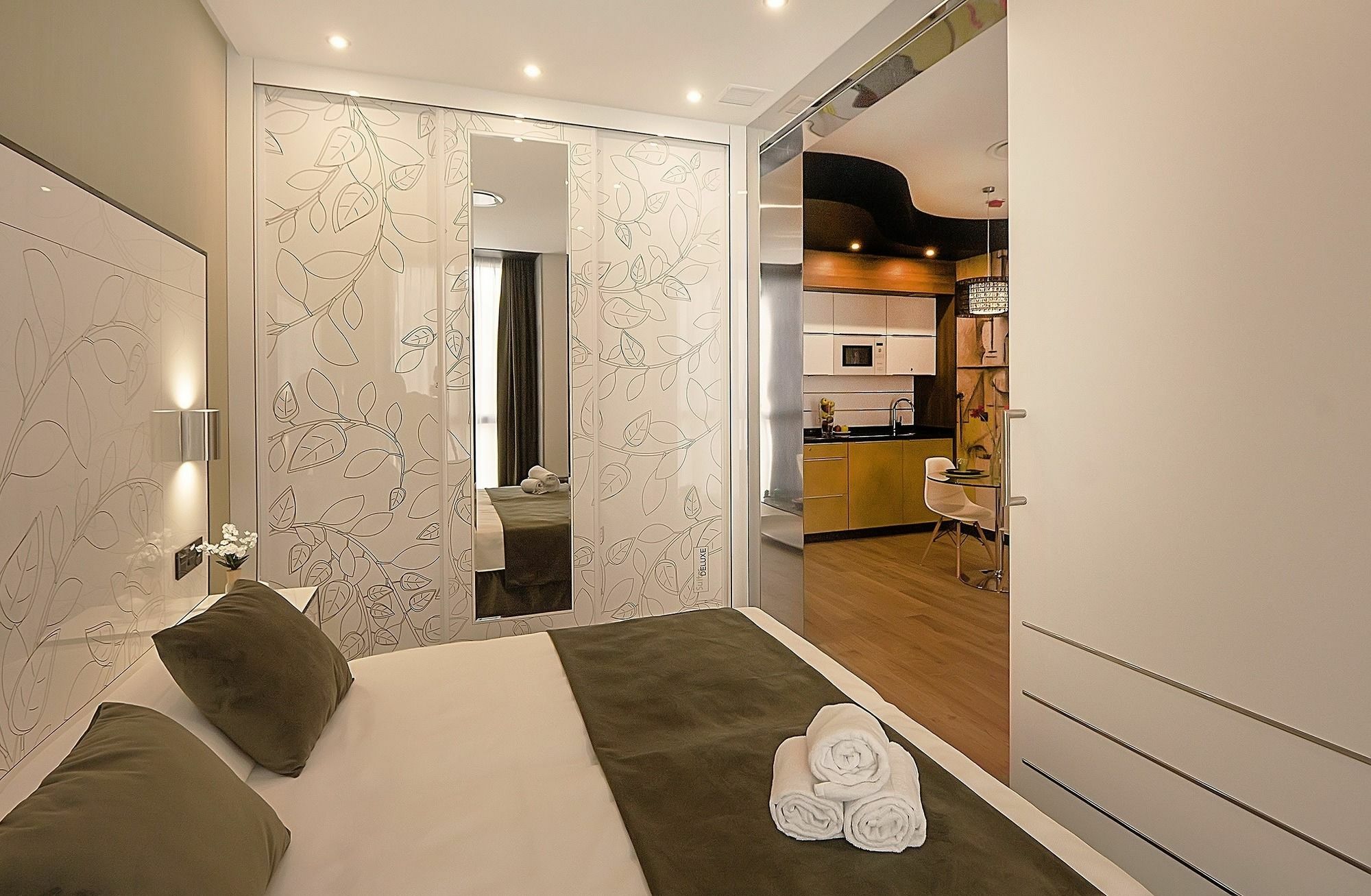Apartamentos Suites Oficentro Deluxe Малага Екстериор снимка