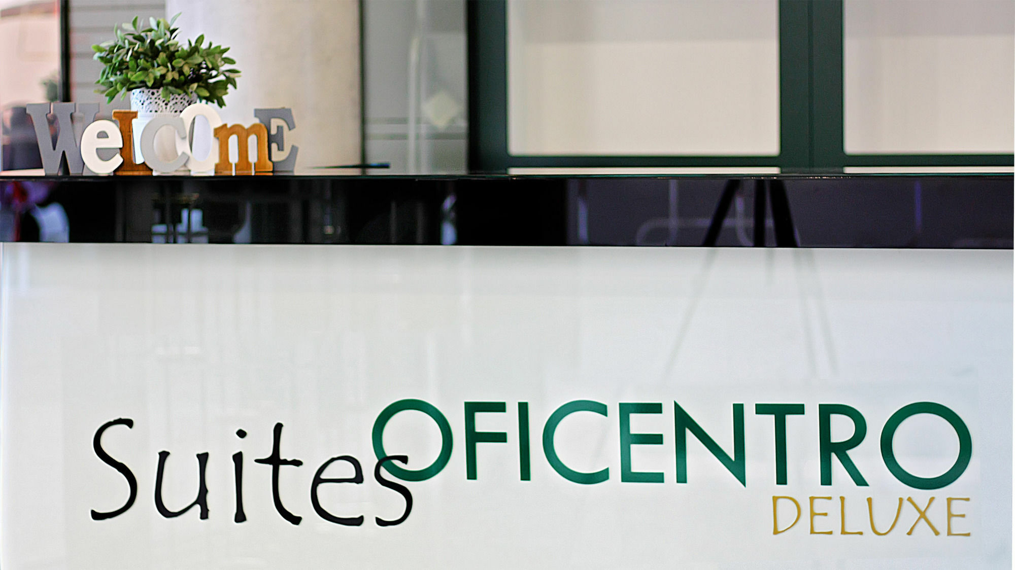 Apartamentos Suites Oficentro Deluxe Малага Екстериор снимка