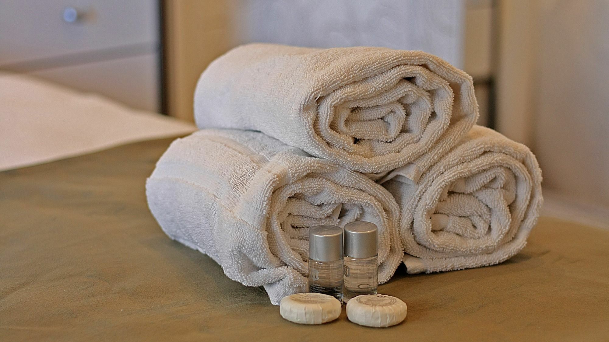 Apartamentos Suites Oficentro Deluxe Малага Екстериор снимка